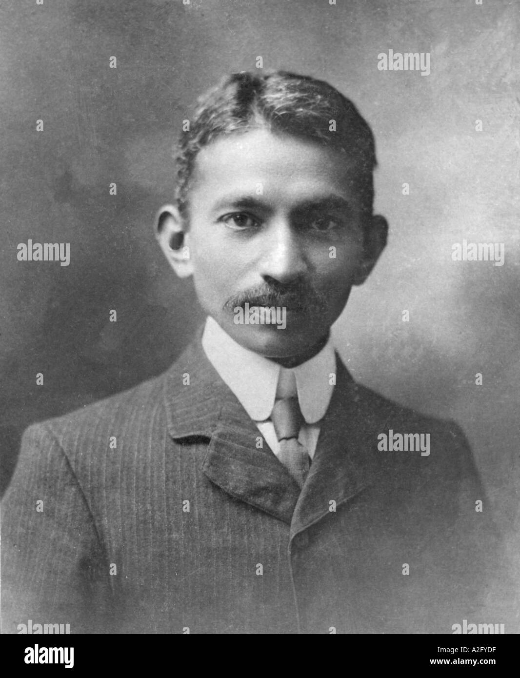 Giovane Mahatma Gandhi a Londra Inghilterra Regno Unito UK 1909 in giacca giacca camicia e cravatta, vecchia foto d'epoca 1900s Foto Stock