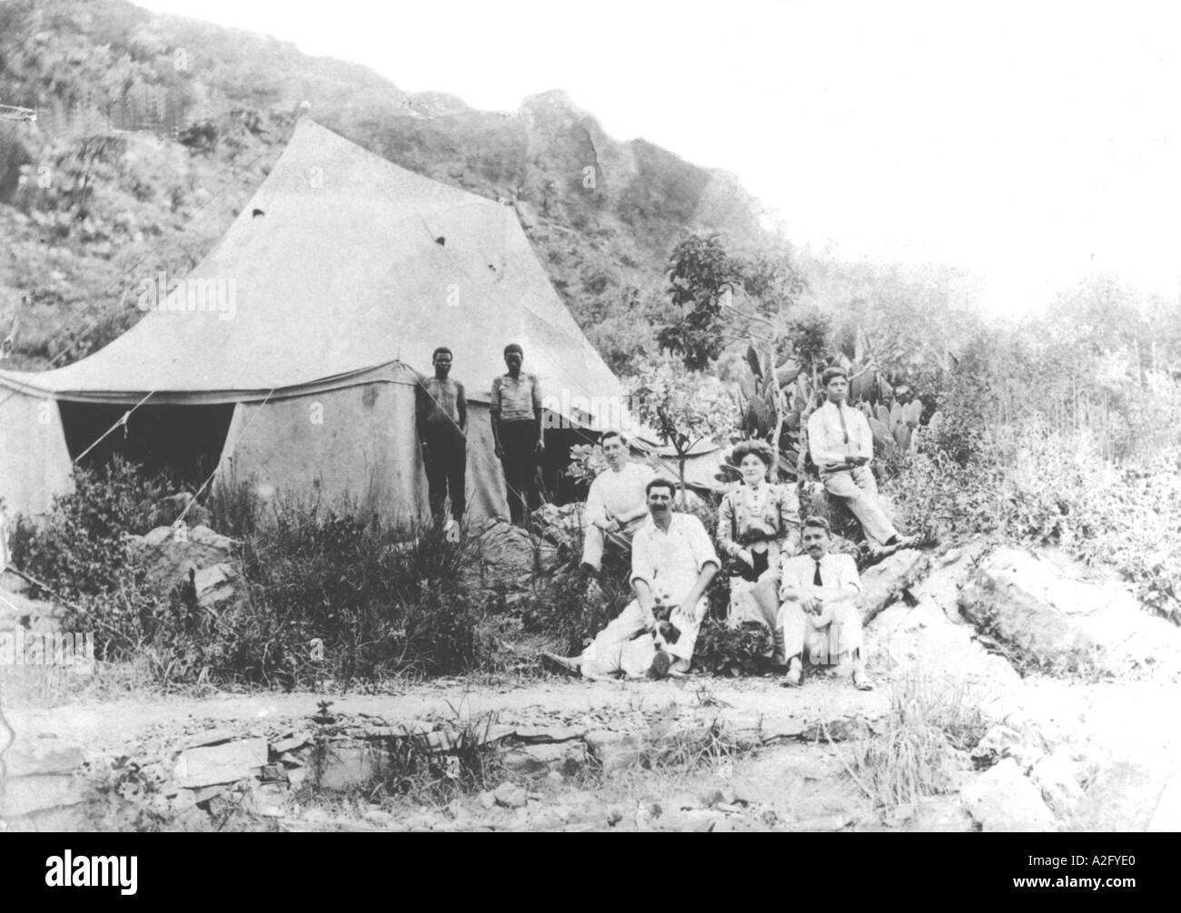 Mahatma Gandhi Dr Hermann Kallenbach con cane e Devdas Gandhi a Tolstoy Farm vicino Johannesburg Sud Africa 1910 vecchio quadro d'epoca del 1900 Foto Stock