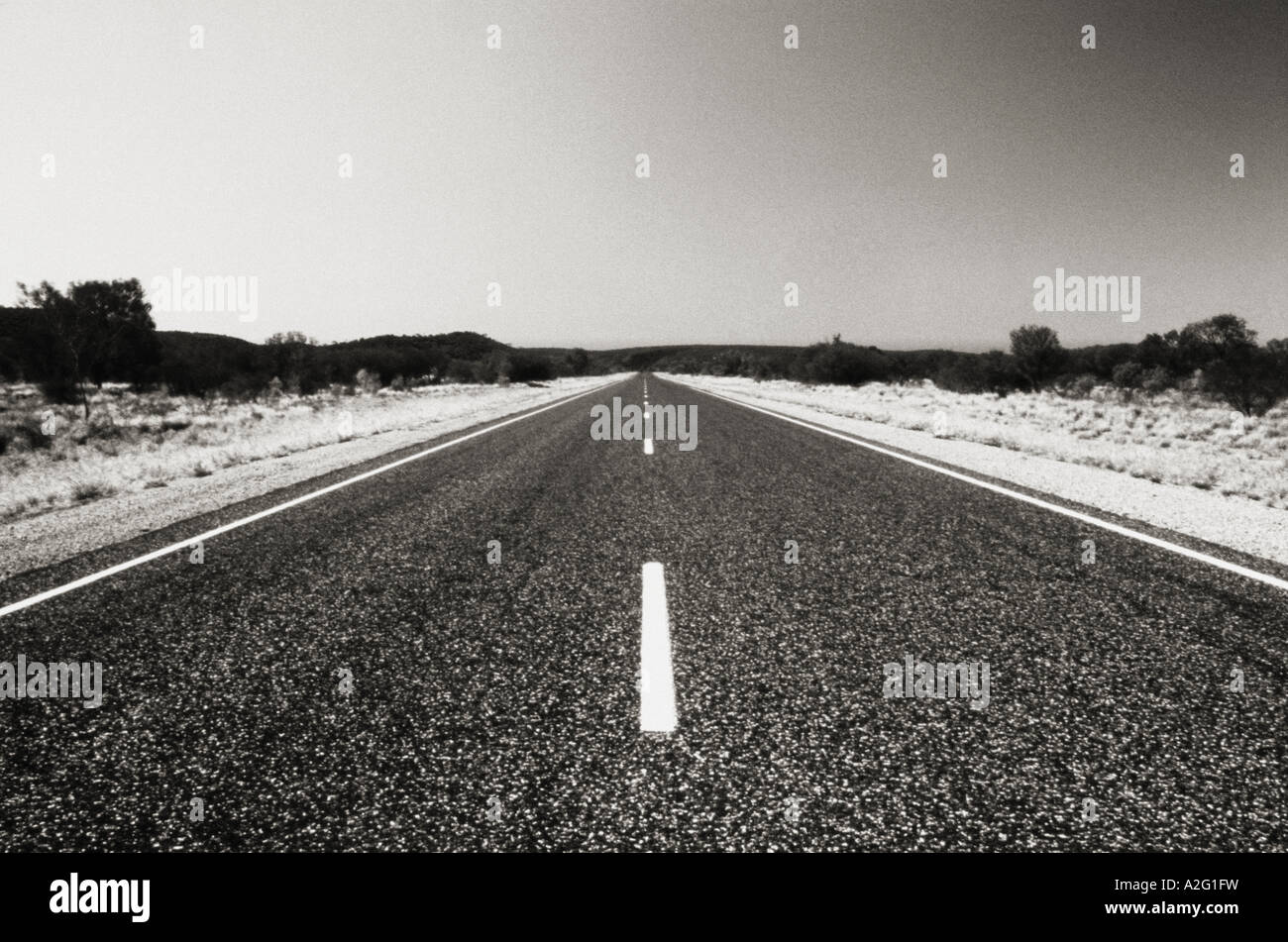 La Stuart Highway vicino a Alice Springs - Territorio del Nord Australia Foto Stock