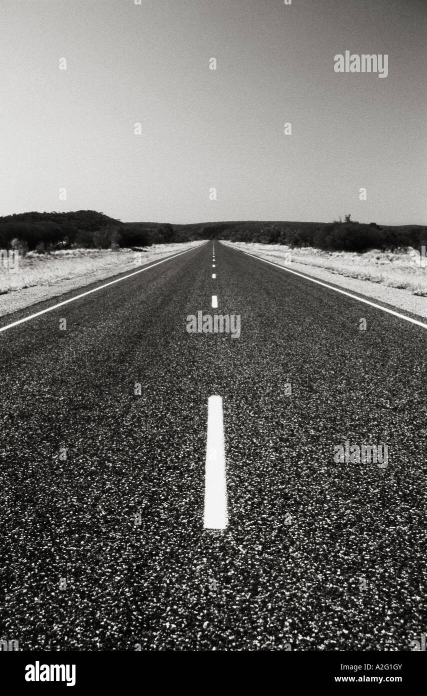 La Stuart Highway vicino a Alice Springs - Territorio del Nord Australia Foto Stock