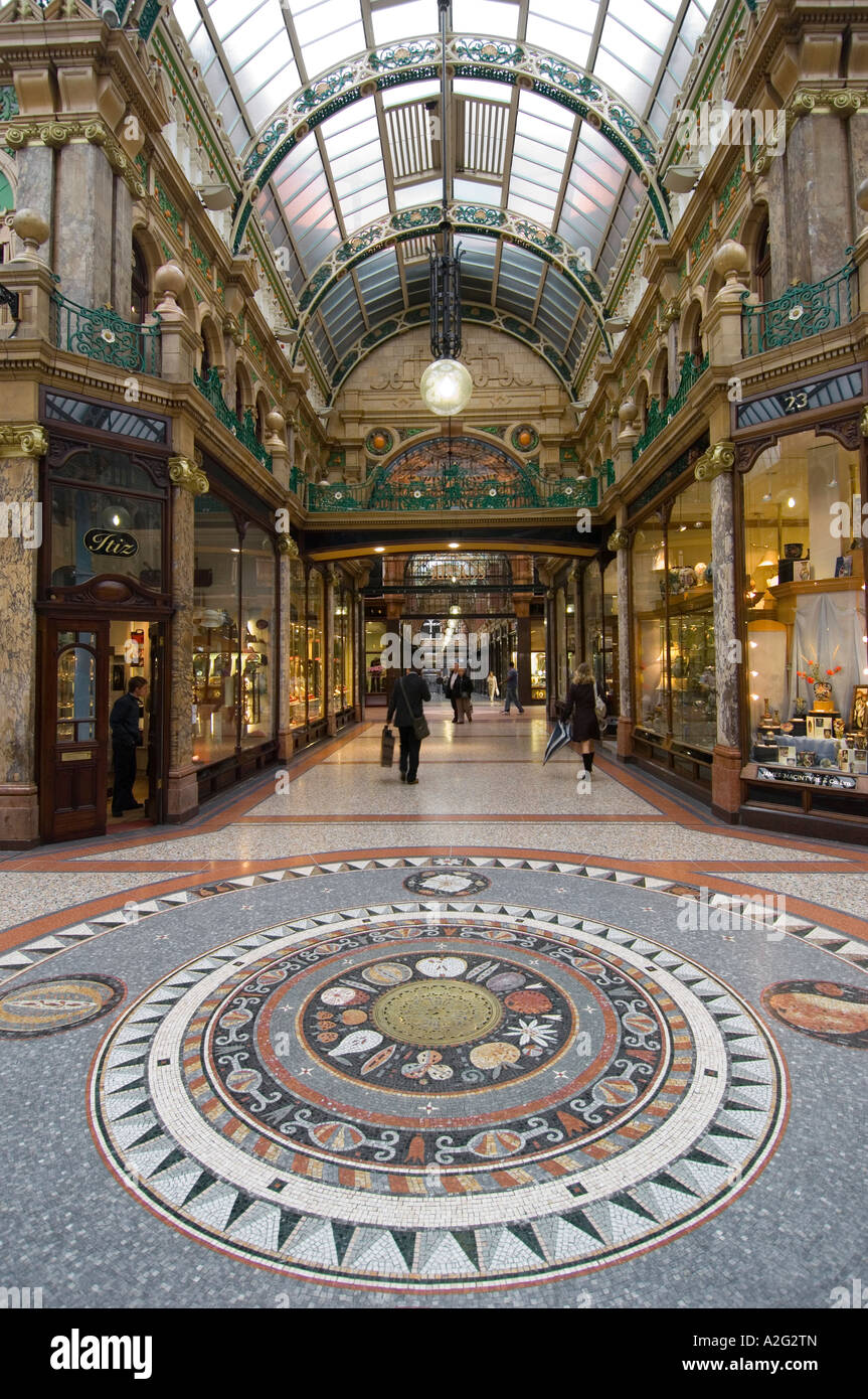 Colorate galli e mosaici in Victoria Quarter, la zona dello shopping Leeds Yorkshire Foto Stock