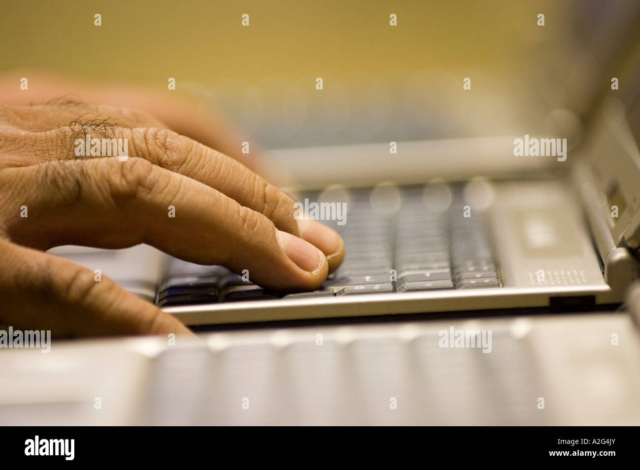 I computer portatili in una linea con quello su cui si sta lavorando Foto Stock