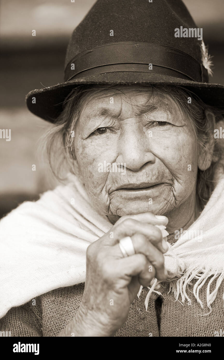 Tonalità seppia ritratto di anziana donna ecuadoriana indossando hat Foto Stock