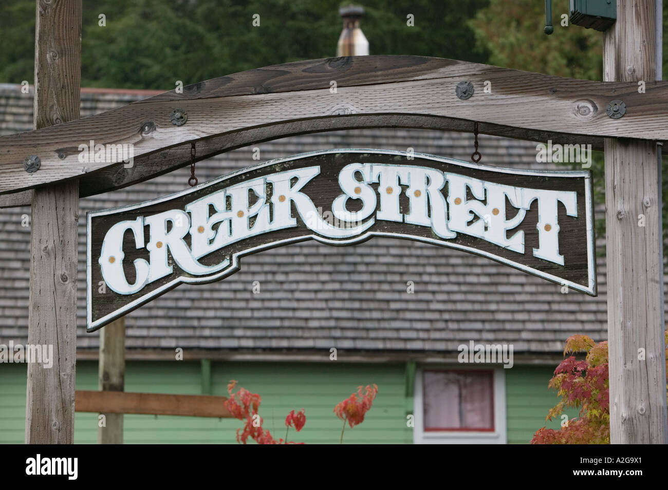 Stati Uniti d'America, se Alaska KETCHIKAN, Ketchikan Creek Boardwalk; strada segno del vecchio quartiere a luci rosse Foto Stock