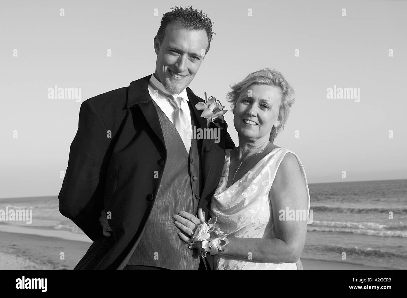 Ritratto in bianco e nero di groom con sua madre ad un matrimonio sulla spiaggia a Malibu, California Foto Stock