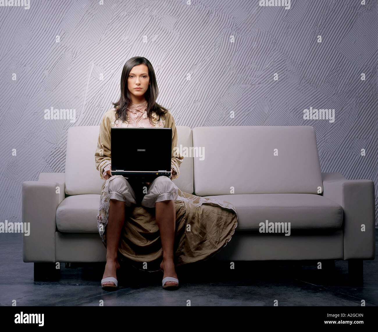 1216437 indoor rom piatti livingroom giovane donna 25 30 brunette capelli lunghi  pantaloni bianchi beige vestaglia flip flop fl Foto stock - Alamy