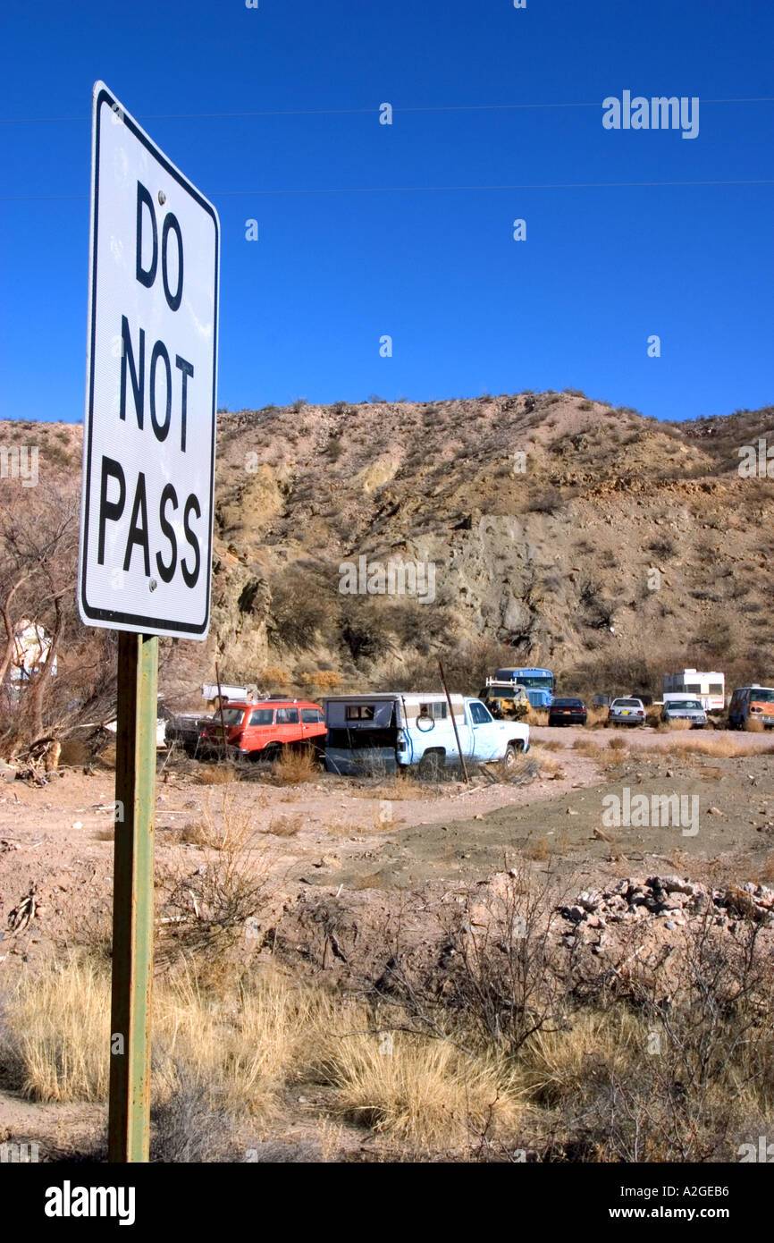 Non passare Junkyard nel deserto a verità o conseguenze nel Nuovo Messico USA Foto Stock