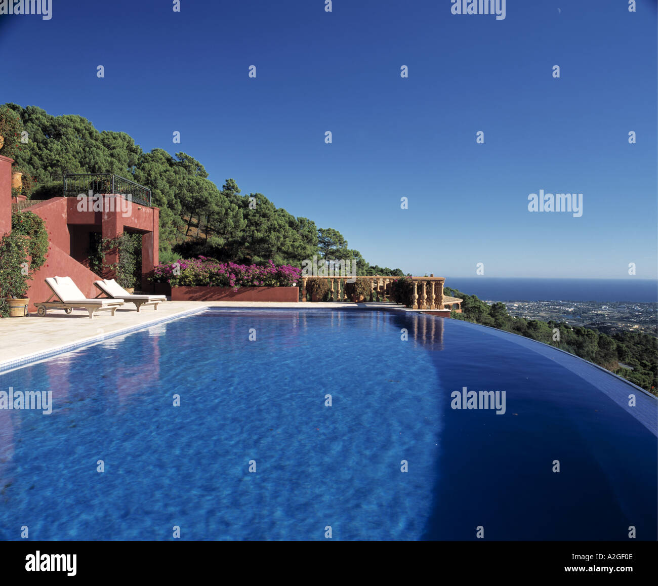 Piscina panoramica e terrazza di villa spagnola Foto Stock