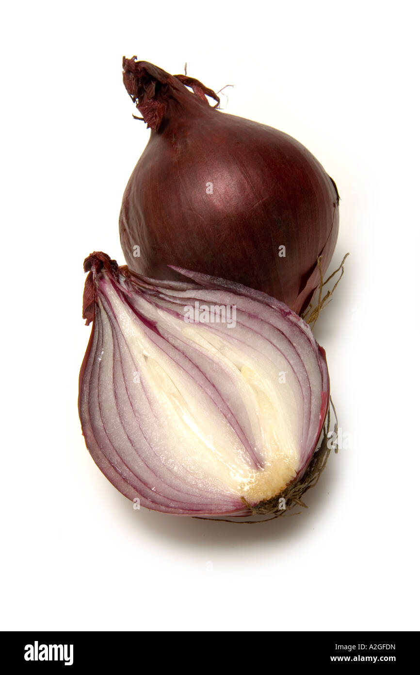 Le cipolle rosse isolato su un bianco di sfondo per studio. Foto Stock