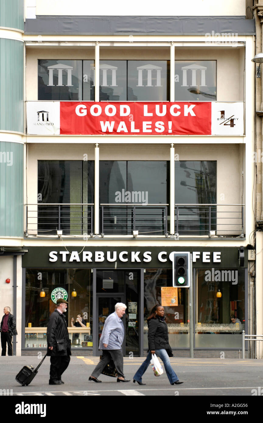 Segno sopra Starbucks Coffee dicendo che la buona fortuna del Galles nel centro di Cardiff Wales UK riferendosi al Galles di rugby Foto Stock