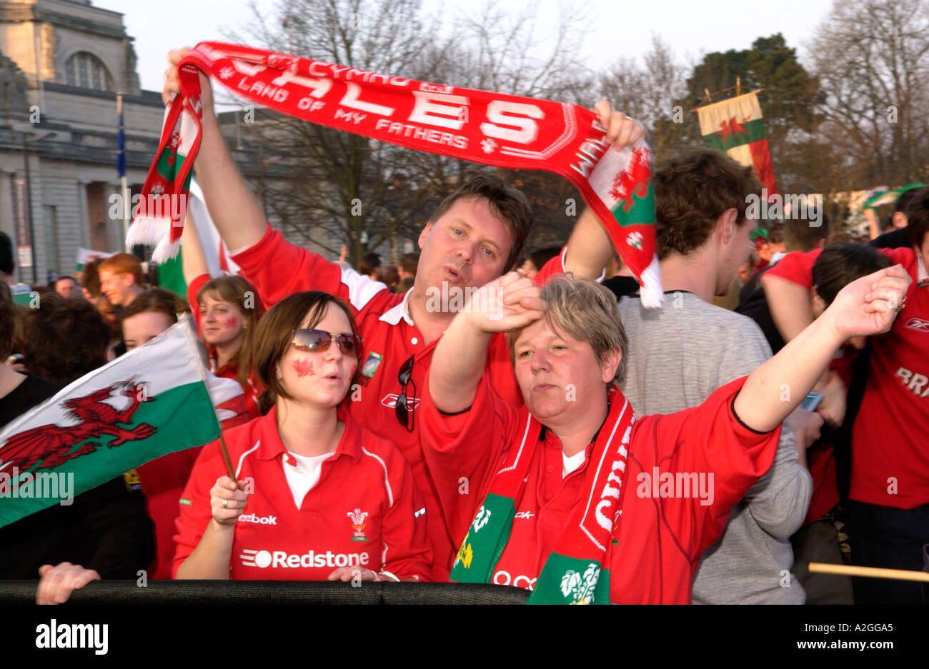 Donne gallesi rugby fan su strada nel centro di Cardiff Galles celebra la vittoria e la partita internazionale Foto Stock