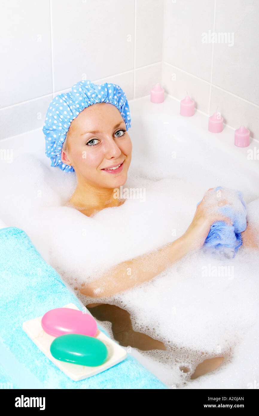 Giovane donna nel bagno Modello rilasciato Foto Stock