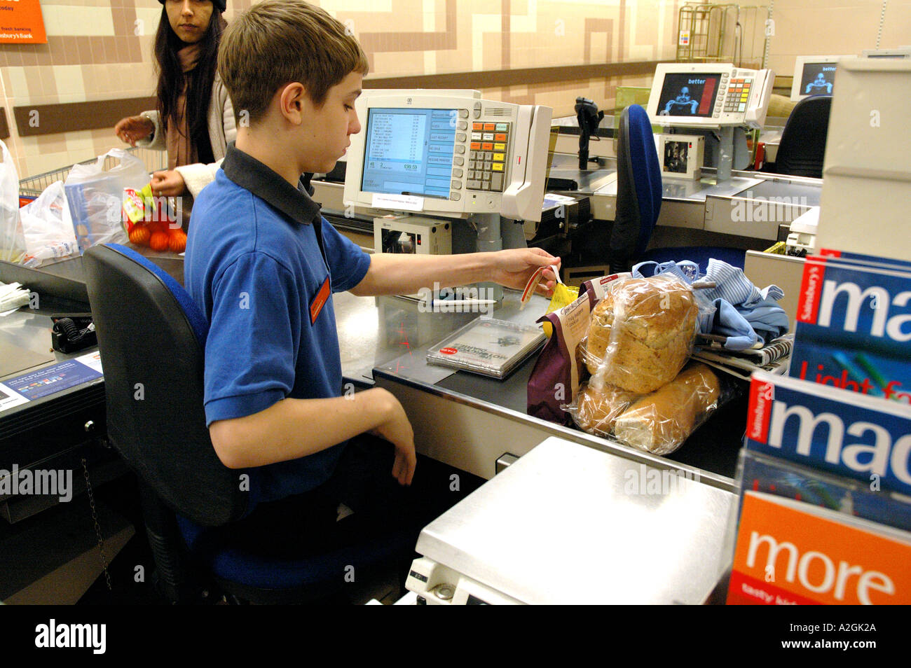 Giovani adolescenti lavorando sul supermercato fino a. Foto Stock