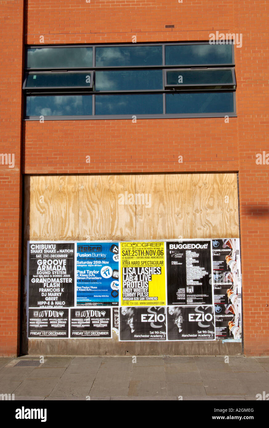 Affissione o volare la pubblicazione su edificio moderno in Ancoats East Manchester una zona essendo ristrutturato Foto Stock