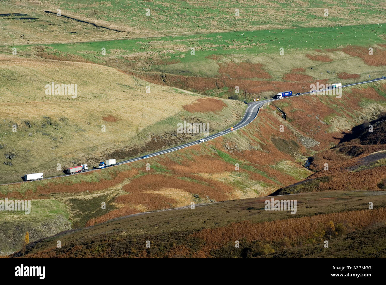 Il traffico sulla A628 attraversamento dei Woodhead passano nella valle Longdendale Derbyshire confine dello Yorkshire Foto Stock