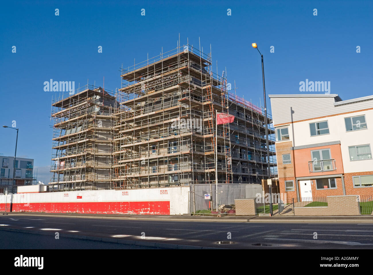 Innovativo ed ecologico essendo case costruite in privato ed eseguire Down East Manchester area di Beswick Foto Stock