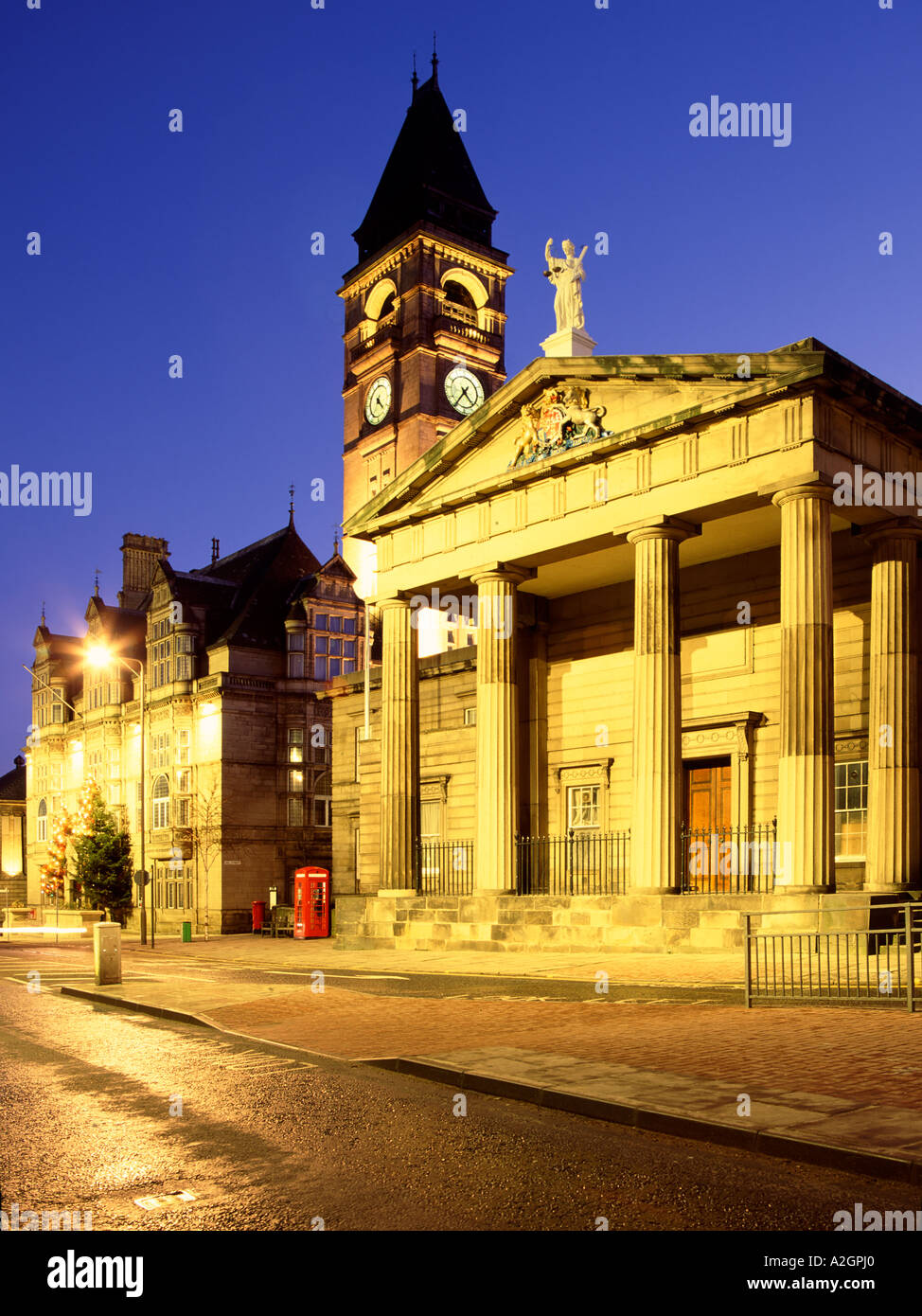 Wakefield Courthouse e Municipio di notte a Wakefield, West Yorkshire Foto Stock