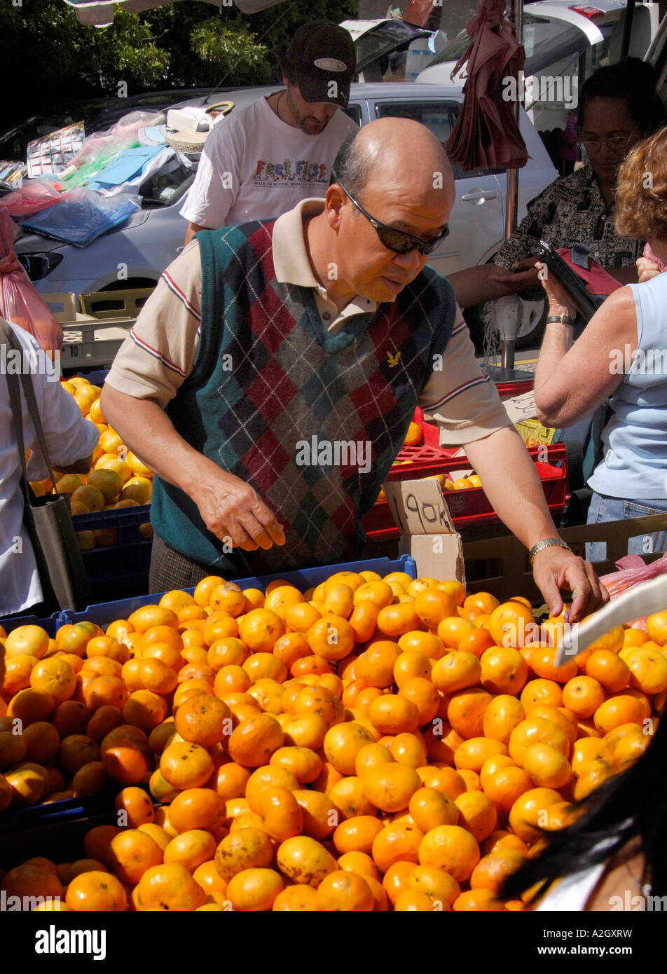 Stallo del mercato proprietario disponendo i tangerini, Takapuna domenica street market, Auckland City North Shore, Nuova Zelanda Gennaio 2007 Foto Stock