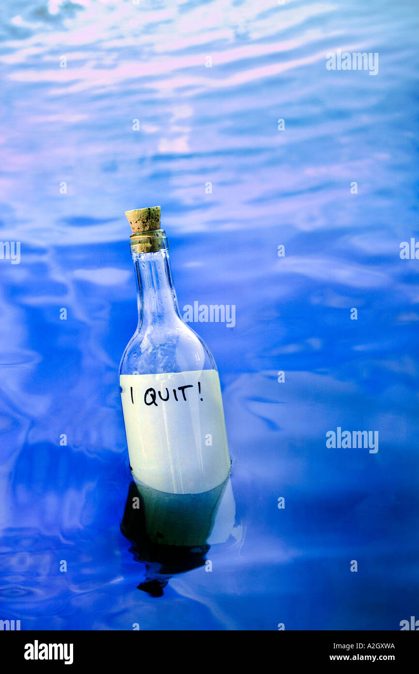 Messaggio in una bottiglia galleggiante dicendo ' ho smesso di ' Foto Stock