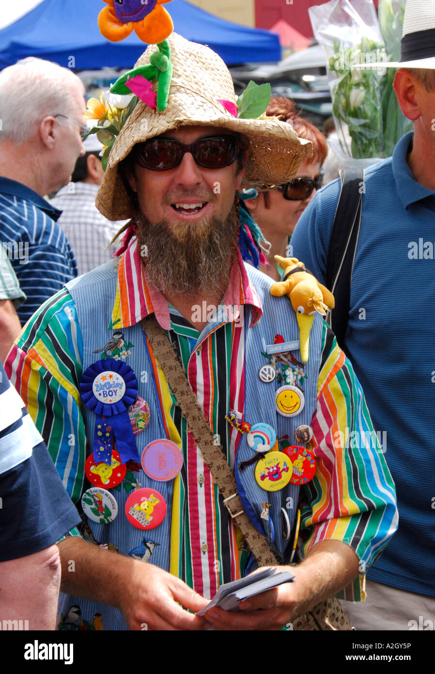 Uomo in Colorati luminosamente shirt distribuire volantini, Takapuna domenica street market, North Shore di Auckland Nuova Zelanda gennaio 200 Foto Stock