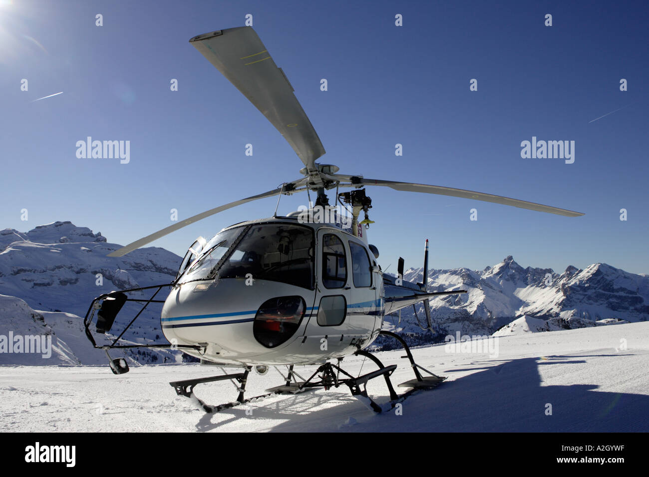 Un soccorso alpino elicottero atterra sul Les Carroz Flaine Gran Massiccio nella regione della Savoia delle Alpi francesi Foto Stock