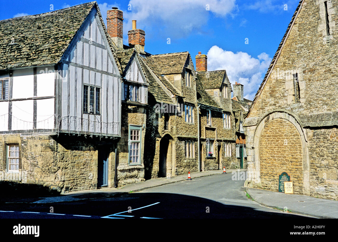 Periodo di vecchie case di pietra nel villaggio del patrimonio culturale Lacock Chippenham Wiltshire, Inghilterra UK UE Foto Stock