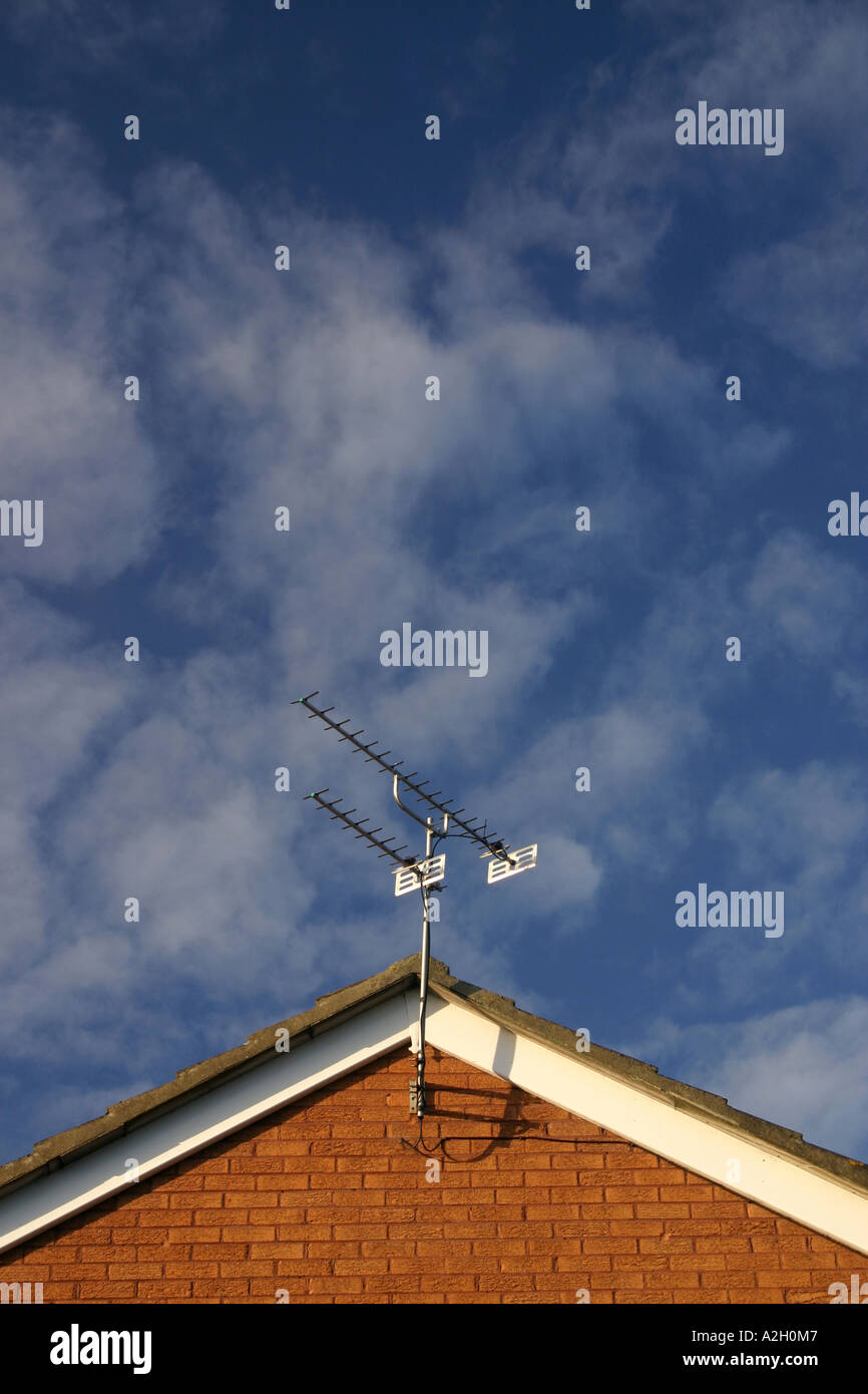 Ariels su un tetto di una casa residenziale Foto Stock