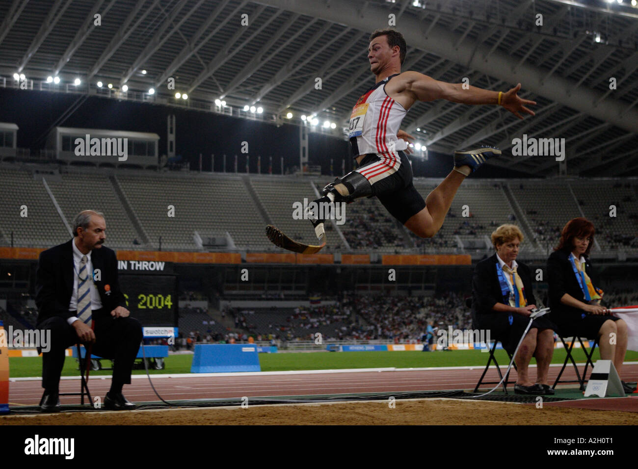 Popow di Germania metà salto nella mens F42 salto in lungo Finale durante la Atene 2004 Giochi Paralimpici Foto Stock