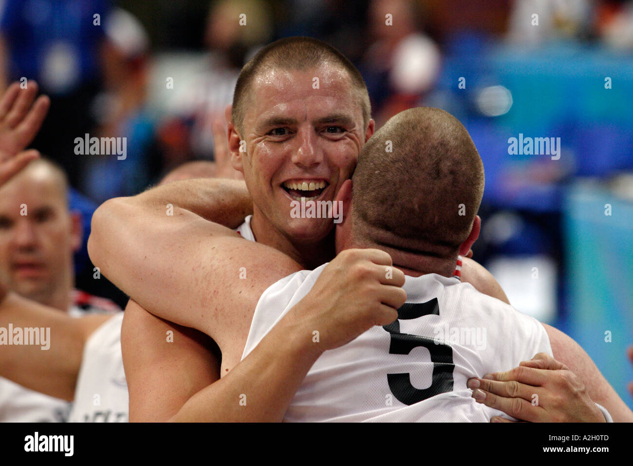 Simon Munn e Fred Howley di Gran Bretagna abbraccio vicenda dopo aver vinto la medaglia di bronzo di Atene 2004 Giochi paralimpici Foto Stock