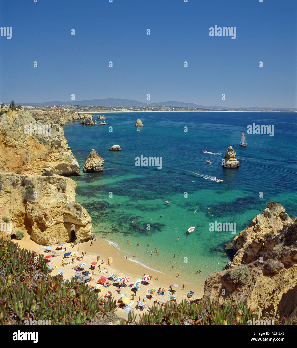 Il Portogallo, Algarve, Camilo spiaggia vicino a Lagos, vedendo costa Algarve Foto Stock