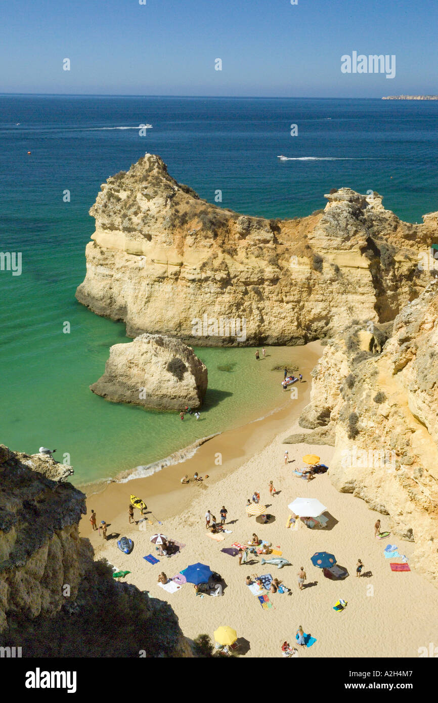 Il Portogallo Algarve Alvor Praia dos Tres Irmaos spiagge e scogliere in estate Foto Stock