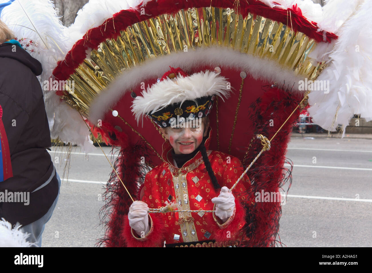Ragazzo in rosso costume di carnevale sorridente ,Mummer Parade, Philadelphia , Pennsylvania,USA Foto Stock