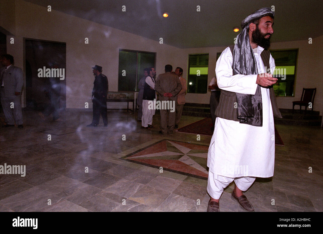 Un uomo afghano indossando vestiti tradizionali è in piedi all'ingresso del Governatore di Helmand residence Foto Stock