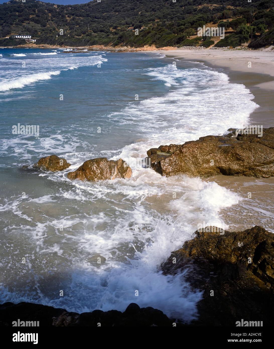 Una spiaggia sulla costa occidentale della Corsica, con la formazione di schiuma dei mari Foto Stock