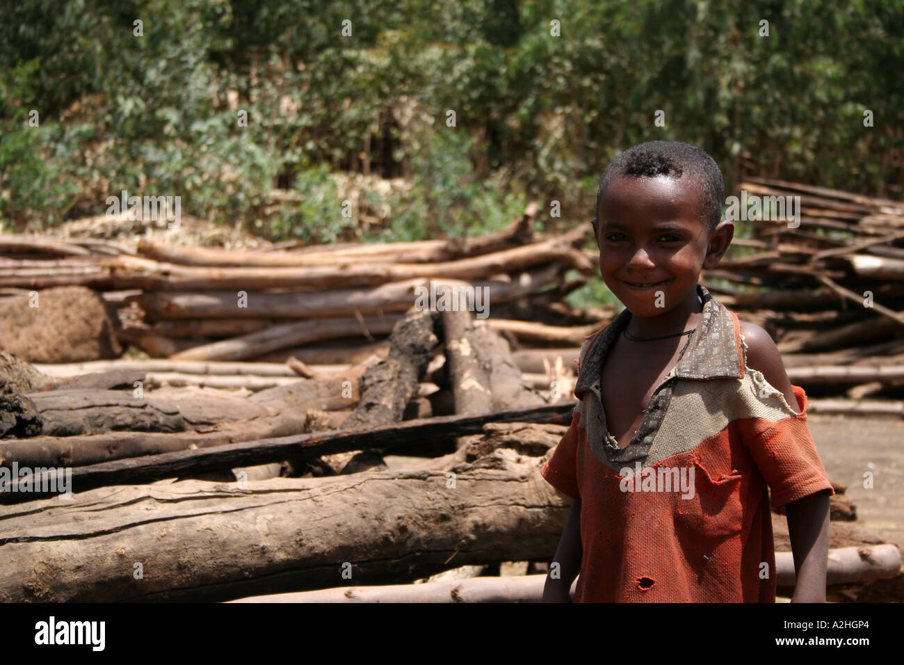 Giovane ragazzo in vestito di stracci e abiti strappati, Weyto Village, Bahar Dar, Etiopia Foto Stock