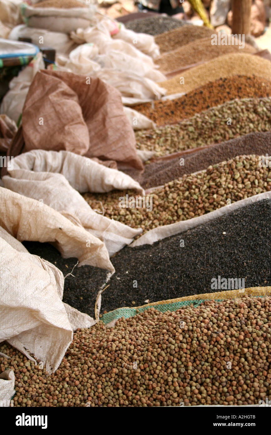 Caffè e grani nel mercato principale, Bahar Dar, Etiopia Foto Stock