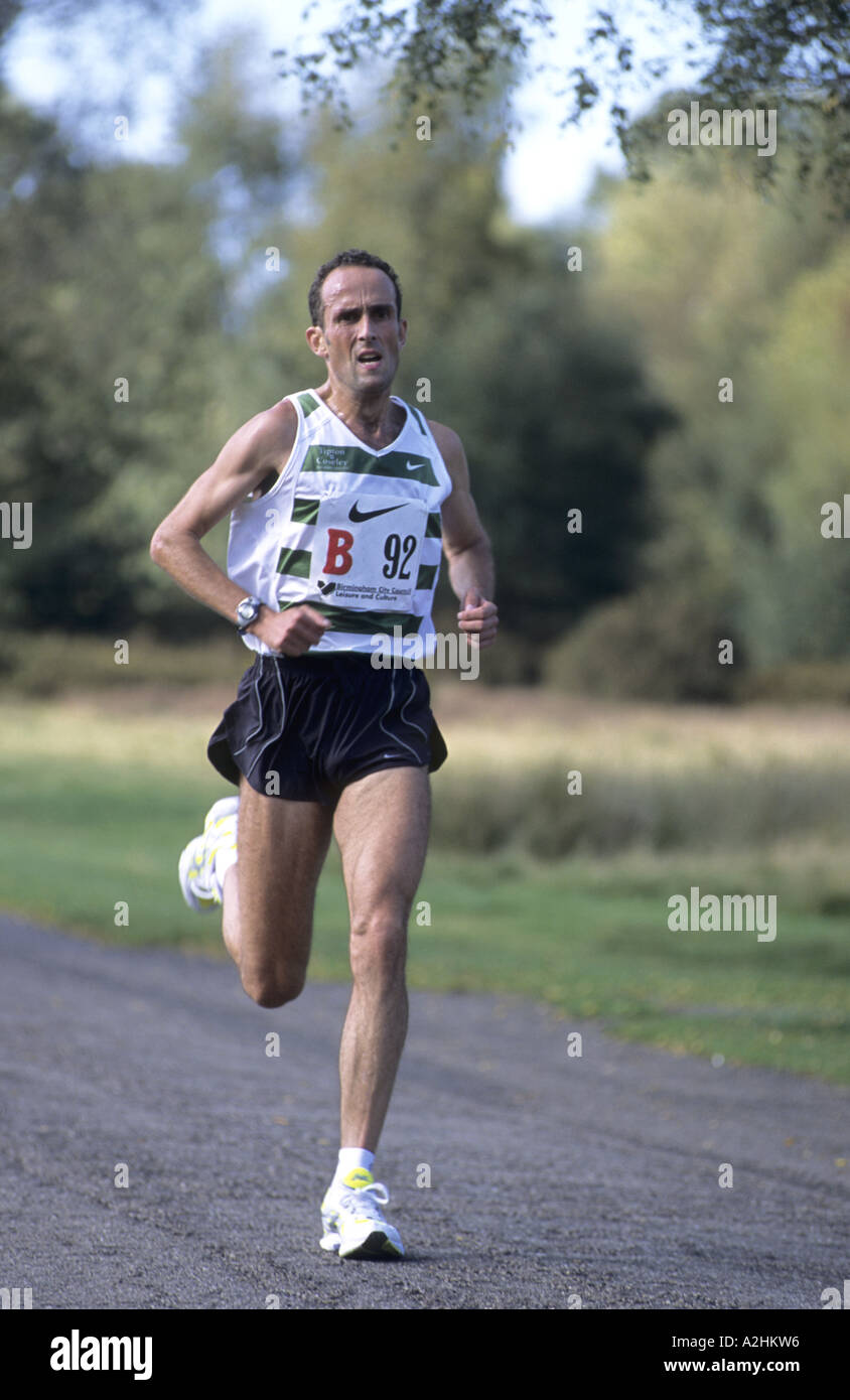Tipton Harriers marchio runner Burnhope Midland in fase sei relè su strada a Sutton Park, West Midlands, Inghilterra, Regno Unito Settembre 2001 Foto Stock