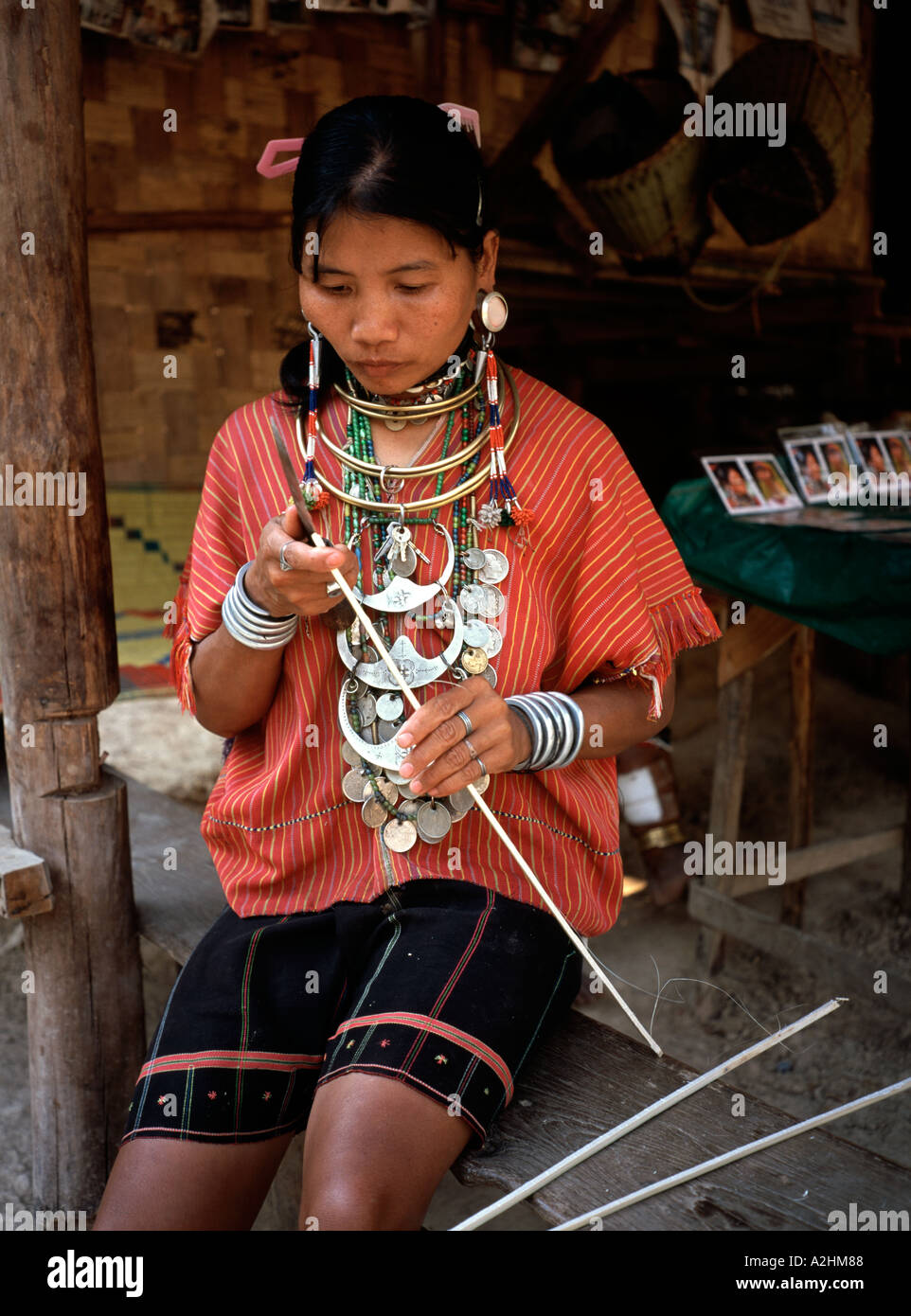 Thailandia Mae Hong Son Nai area Soi Kai ya Longear Karen rifugiati donna del villaggio Foto Stock