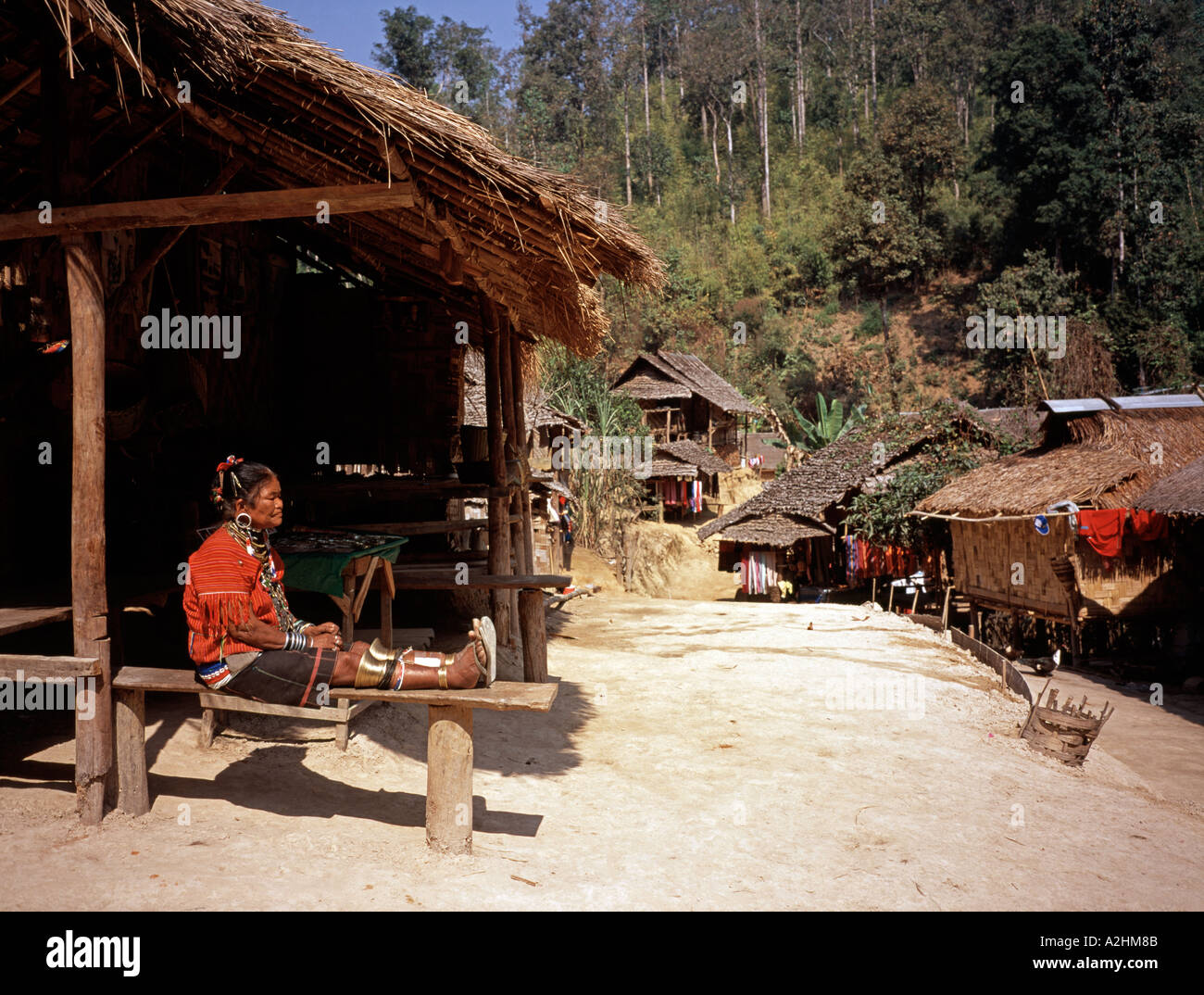 Thailandia Mae Hong Son Nai area Soi Kai ya lunghe orecchie rifugiati Karen Village Foto Stock