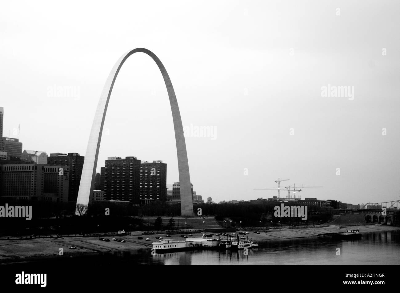 Immagine in bianco e nero di Te arco di St.Louis nel Missouri USA dal fiume Mississippi Foto Stock