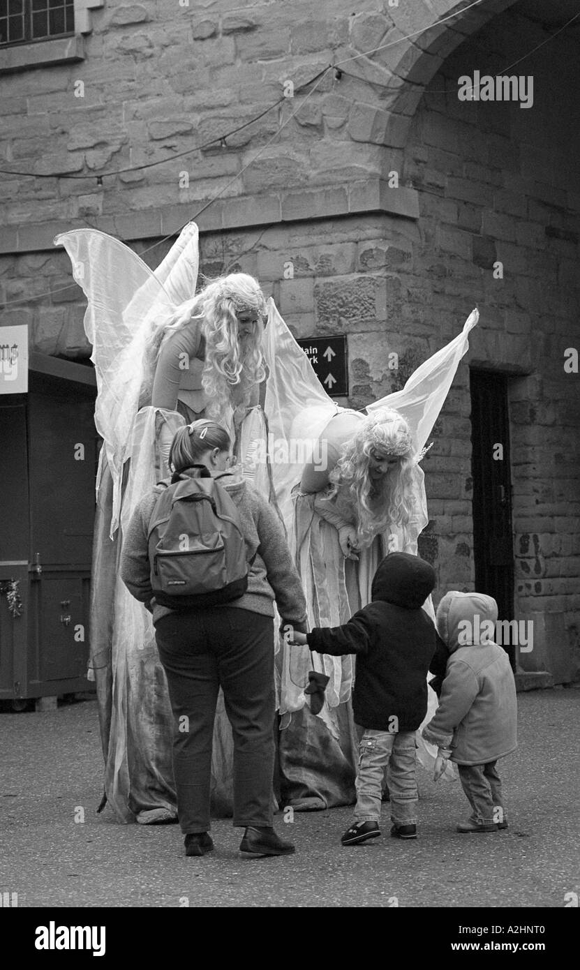 Dimensioni di trampoli giganti alti di angeli immagini e fotografie