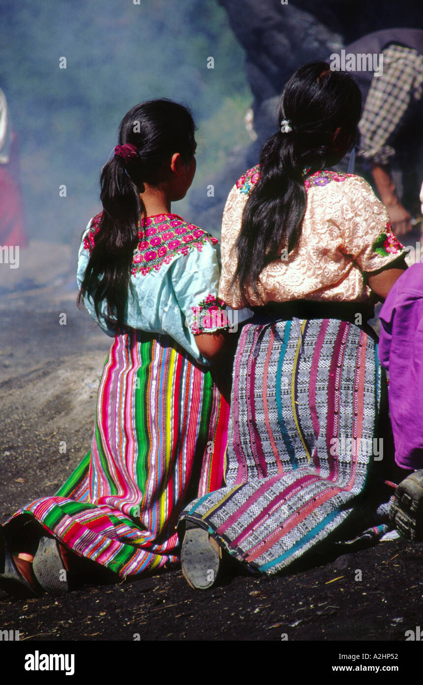 Le donne a pregare durante una tradizionale cerimonia Maya vicino a Quetzaltenango Foto Stock