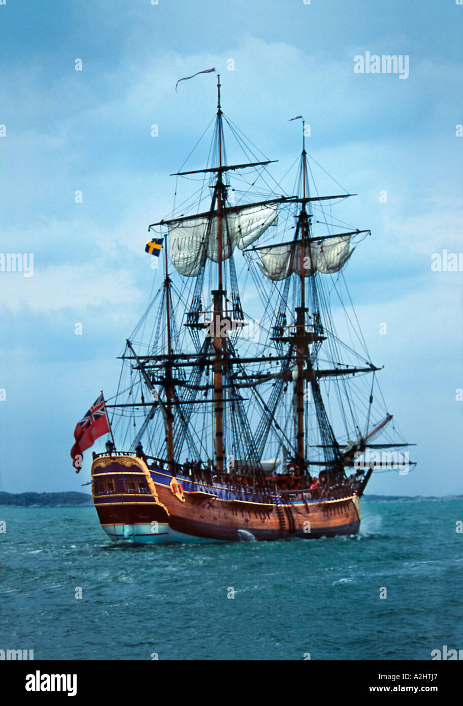 Adopera la replica del famoso James Cook s barca a vela lasciando il Göteborg porto s Svezia Foto Stock