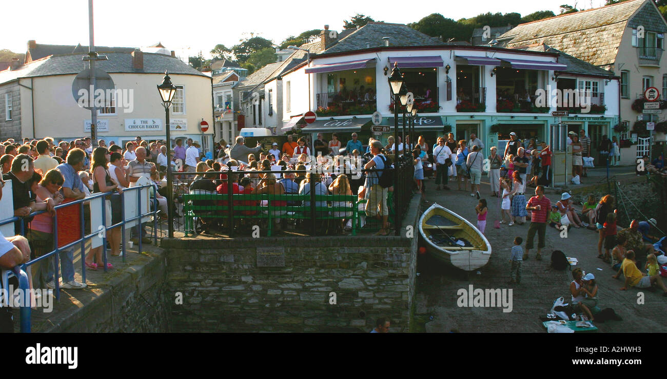 Folla presso la banchina di Padstow bay, Cornwall, Inghilterra Foto Stock
