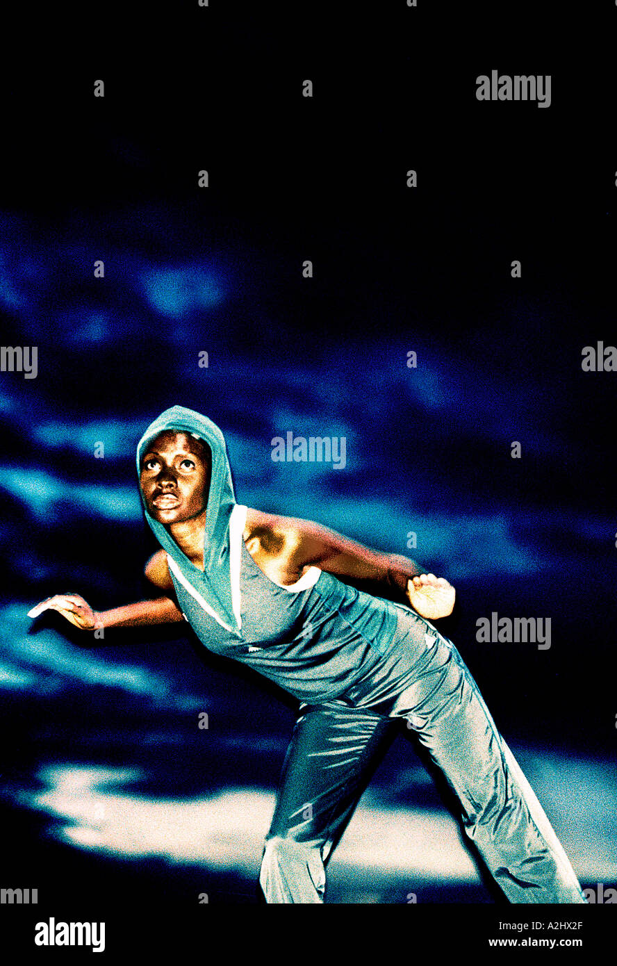 Ragazza al crepuscolo di indossare abbigliamento sportivo. Foto Stock