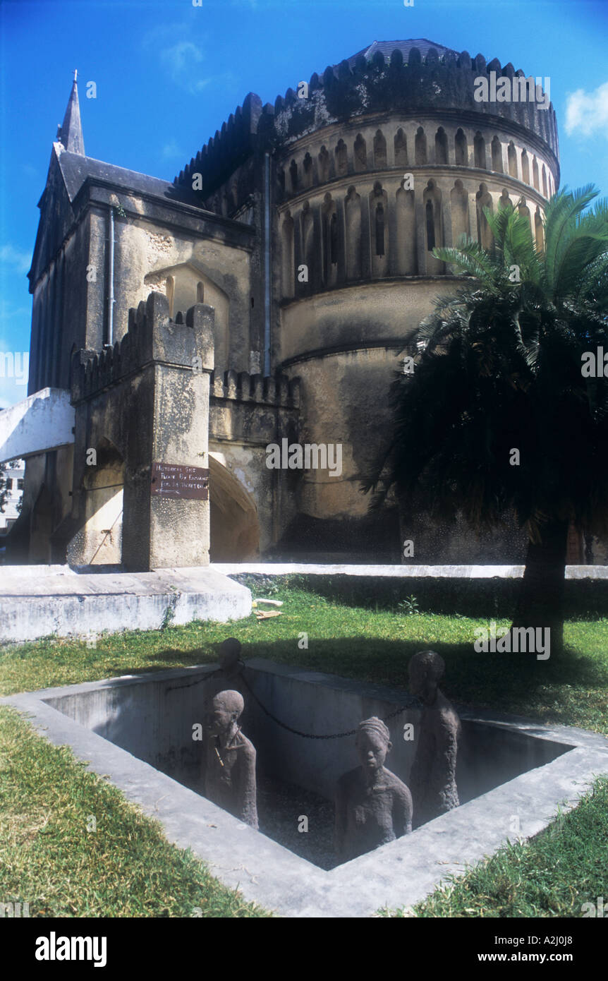 Accanto a Zanzibar è la cattedrale di Christ Church di sculture di persone in una fossa di commemorare un sito che è stato ancora una volta un mercato di schiavi Foto Stock