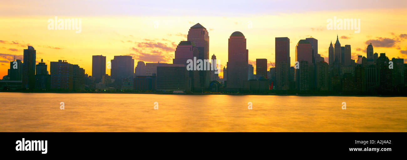 La parte inferiore di Manhattan Skyline di Sunrise dal New Jersey Foto Stock