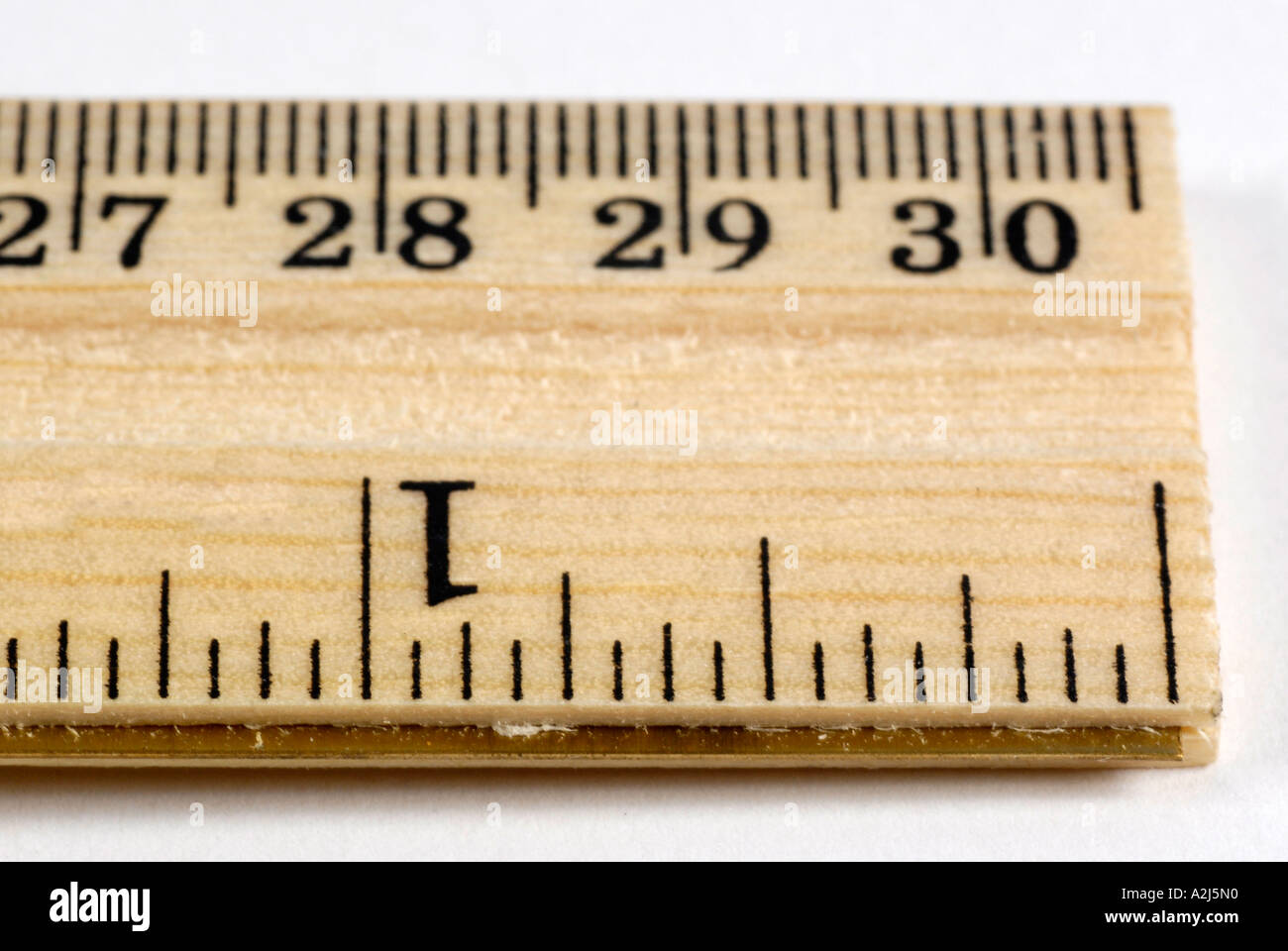 Righello di legno è un dispositivo di misura in pollici e centimetri Foto Stock