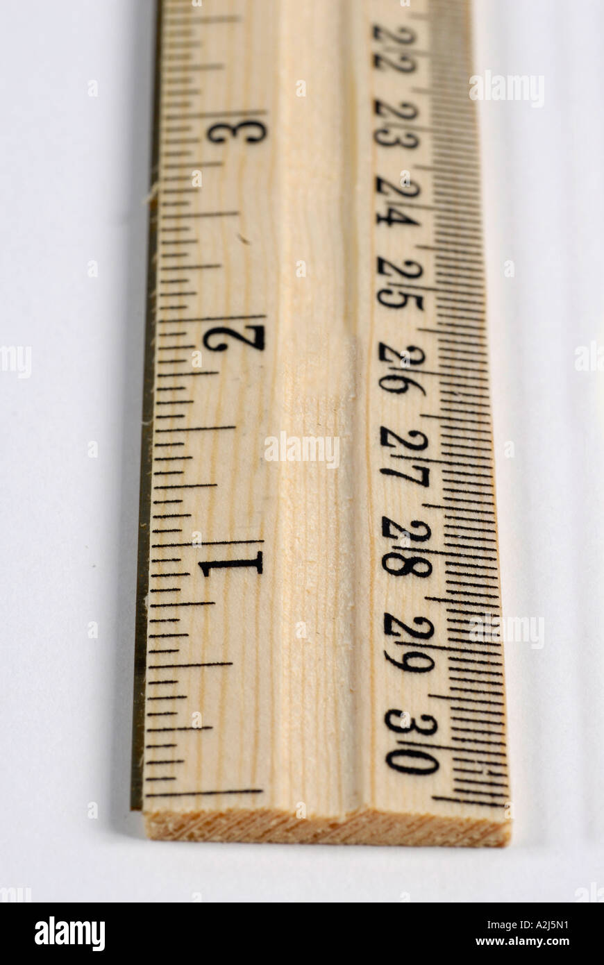 Righello di legno è un dispositivo di misura in pollici e piedi Foto Stock