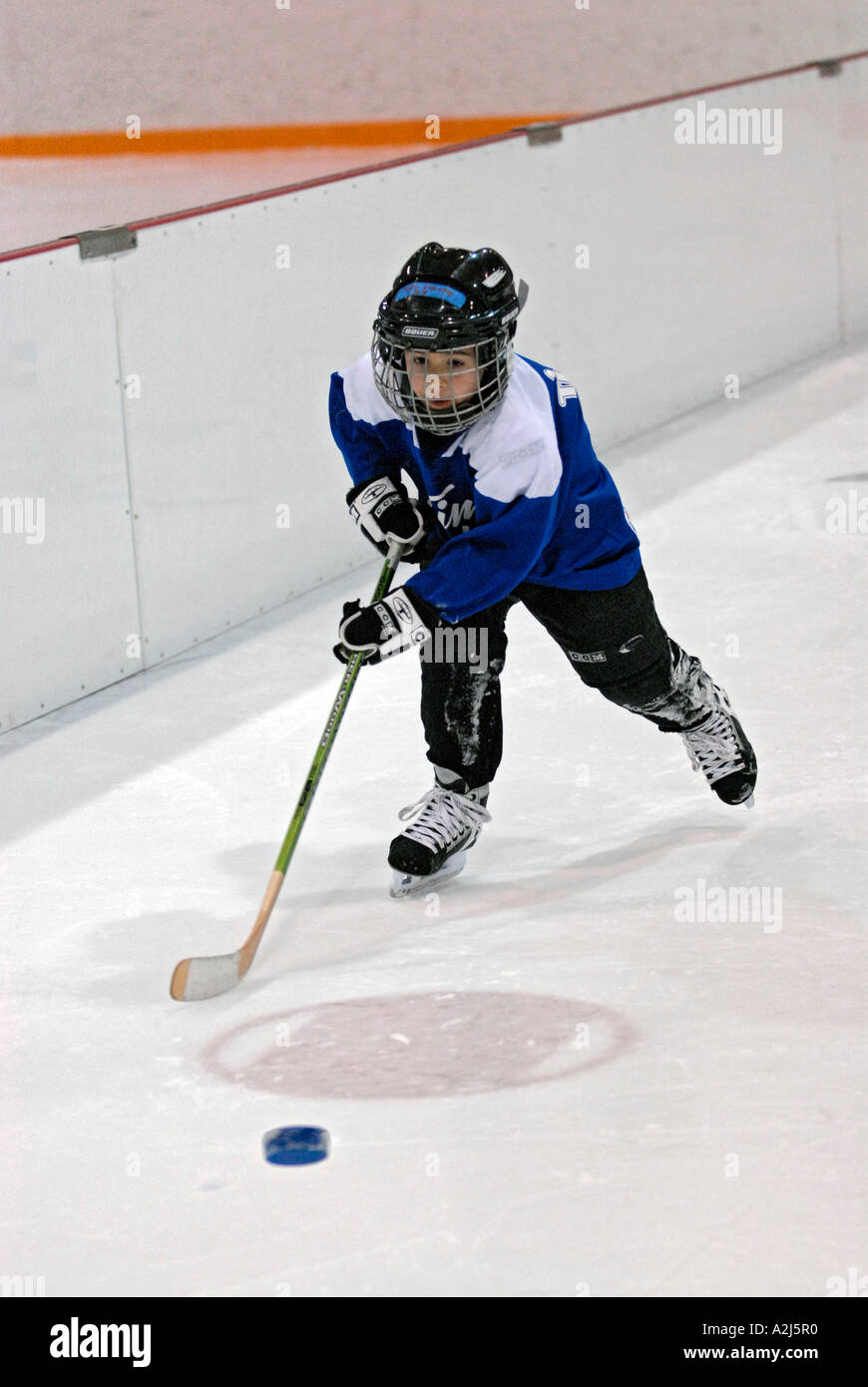 5 anno old boys imparare a giocare il gioco di hockey su ghiaccio Foto Stock